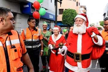 Papá Noel recibe el cariño de cientos de niños de Telde (Foto Antonio Alí y TA)